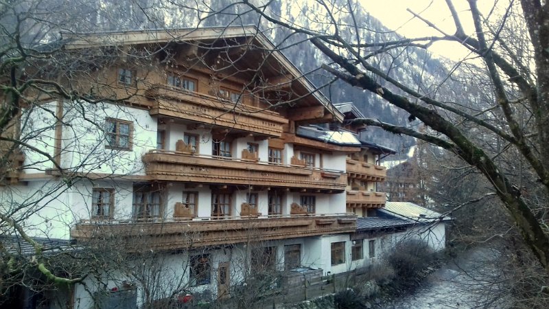 04.jpg - 04. Kilátás a Karuner Ache hegyi folyóra