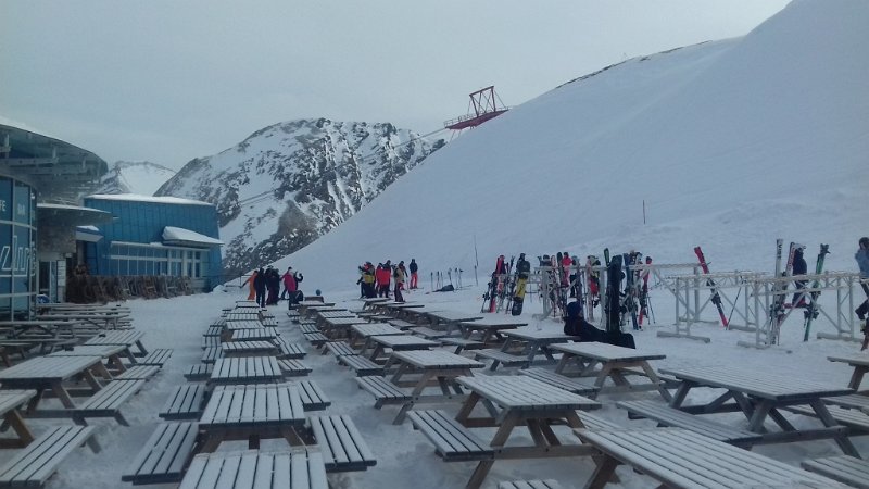 12.jpg - 12. Délben megtelik az öszes asztal.