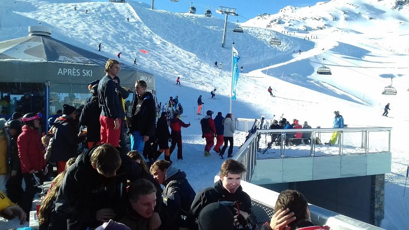 23.jpg - 35.  Az asztalokon Germknödel, Kaiserschmarren, Weinerschitzel, Glühwein és fiatalok énekelve táncolva. Felejthetetlen élmény.