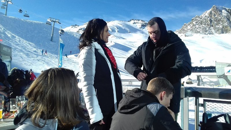 24.jpg - 36. Elóttem a családom, jobbra a sípálya, felettem a kék ég és süt le ránk a nap. Minden kerek