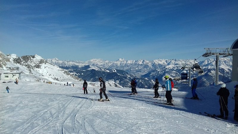 29.jpg - 41. Egy pillanat és a gyerekek már eltüntek a lejtön.