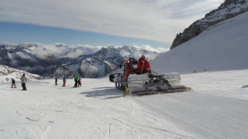 DSC00967.JPG - Napközben csak kevés ratrak dolgozott, nem volt zavaró.