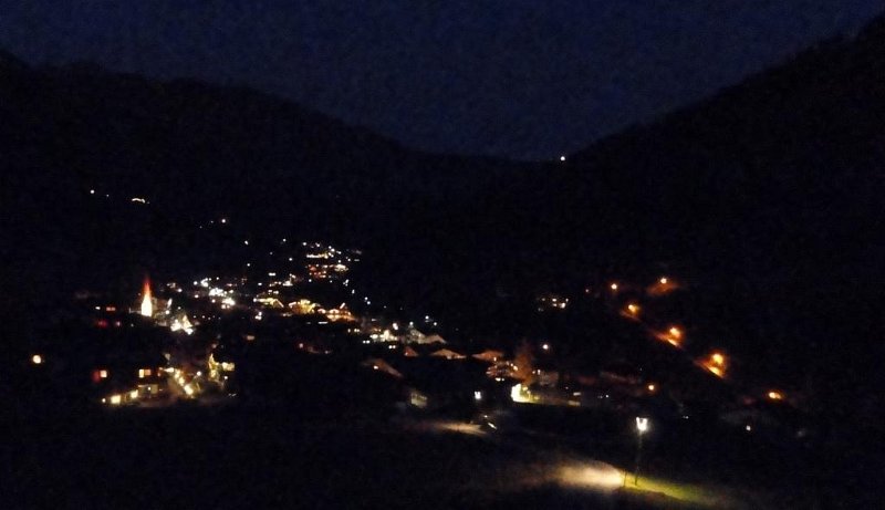 DSC00980.JPG - Esti panoráma, egyben búcsú  Lanersbach-tól és tuxi sípályáktól.