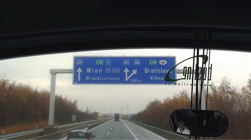 wien02.jpg -                                                       Útközben Bécs felé. A Vivaldi utazási iroda szervezésében egy napos Bécsi kiránduláson vettünk részt.Köszönet a kifogástalan szervezésért és külön köszönet idegenvezetőnknek  Andreának, aki praktikus tanácsaival és történelemről, hagyományokról,  Ausztria temészeti szépségeiről tartott előadásával kellemessebbé tette utazásunkat.   