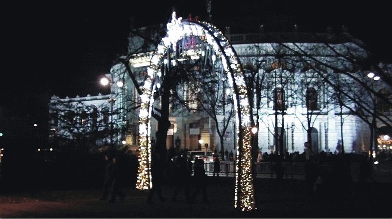 wien08.jpg -  Háttérben a kivilágított Burghteater