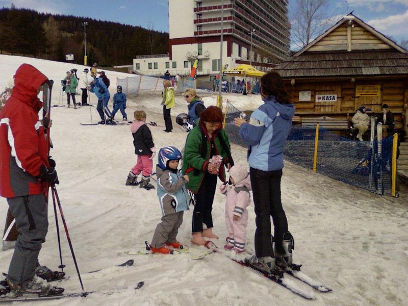 11.jpg - -Gyorsan bekapunk valamit.  -Szybko coś przegryziemy.