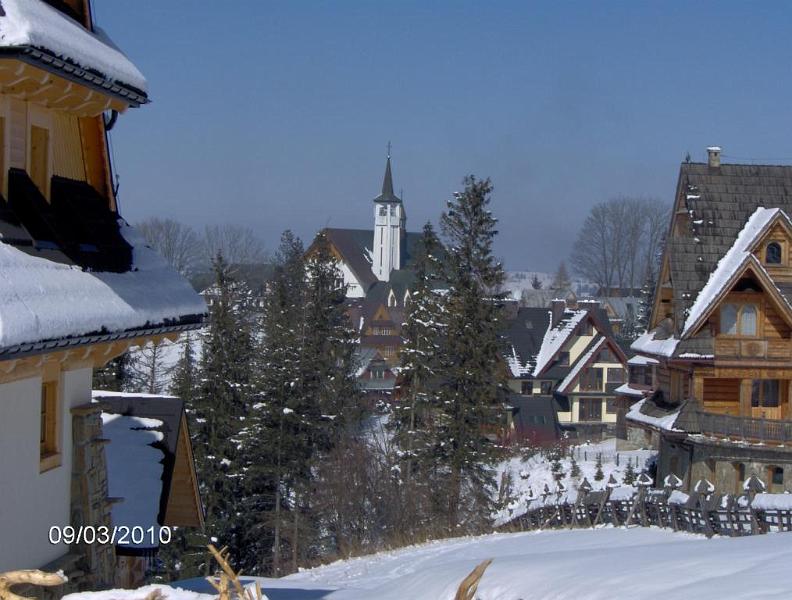 013.JPG - Háttérben a cyrhlai templom.